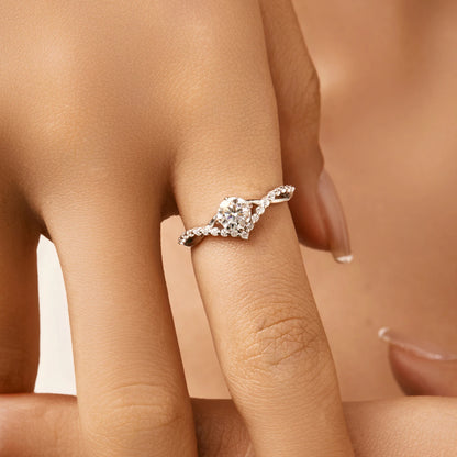 VAMORRA WISH BONE RING on model1